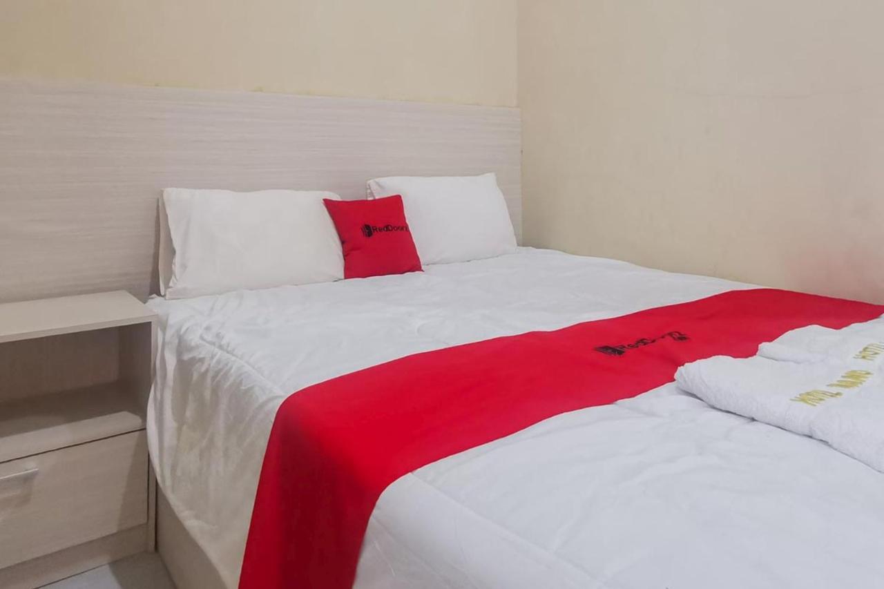 Hotel Reddoorz Near Pantai Pancer Door Pacitan Exterior foto