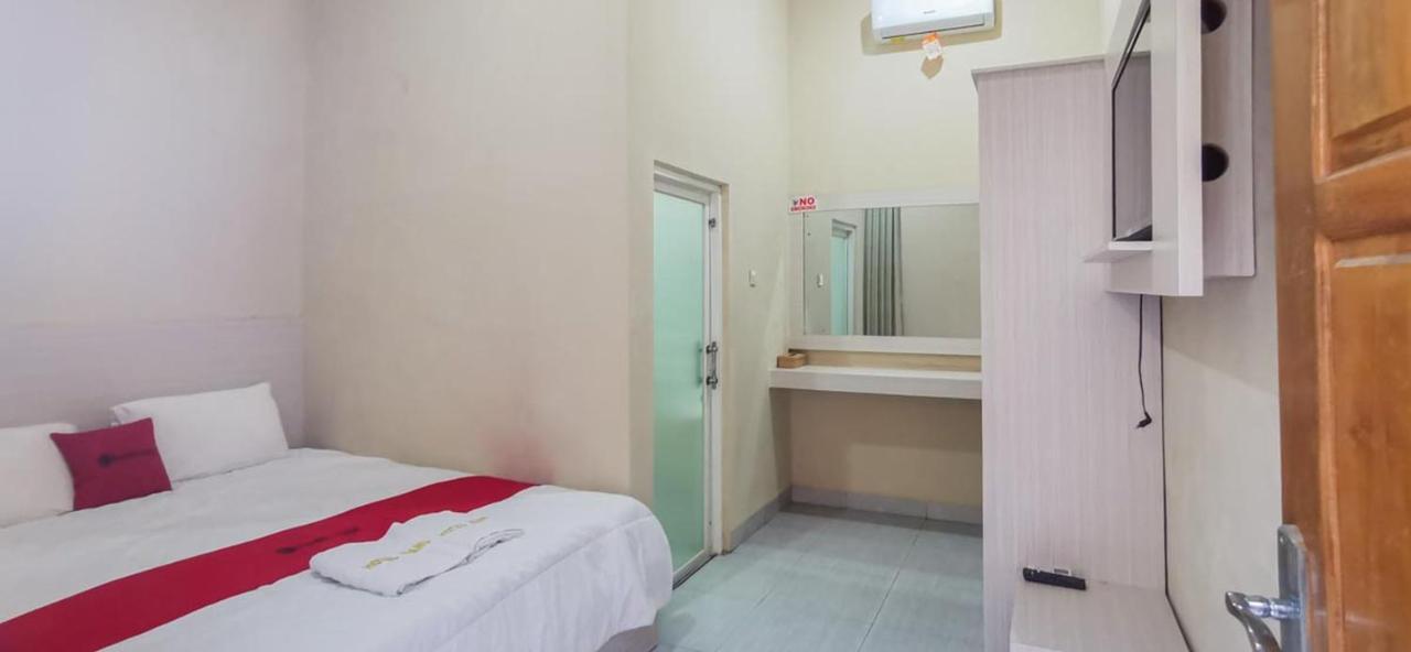 Hotel Reddoorz Near Pantai Pancer Door Pacitan Exterior foto